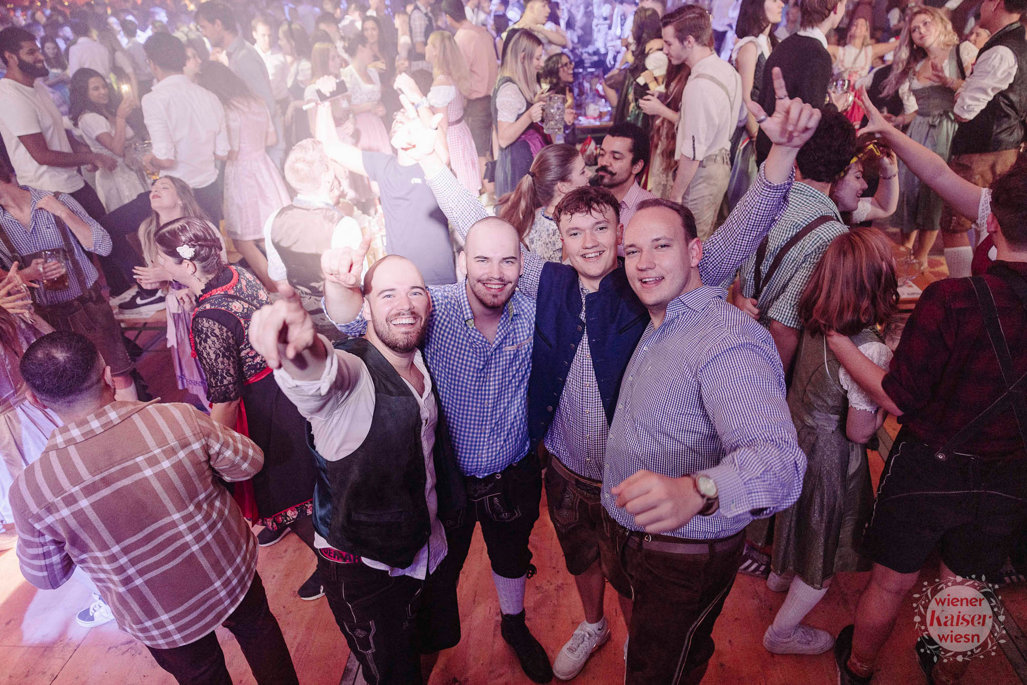 Raiffeisen Studi Wiesn - DJ Stevie am 6. October 2025 @ Nordic Spirit Kaiser Zelt. Raiffeisen Studi Wiesn - DJ Stevie am 6. October 2025 @ Nordic Spirit Kaiser Zelt.