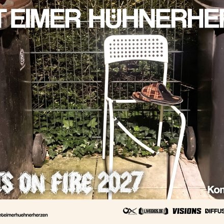ACHT EIMER HÜHNERHERZEN