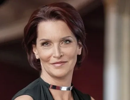 Maya Hakvoort honoring Barbra Streisand