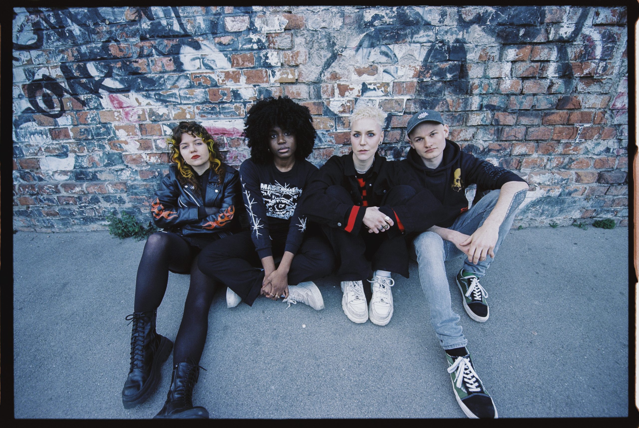AYMZ auf der US Schoolbus Stage am 15. August 2025 @ FM4 Frequency Festival. AYMZ auf der US Schoolbus Stage am 15. August 2025 @ FM4 Frequency Festival.