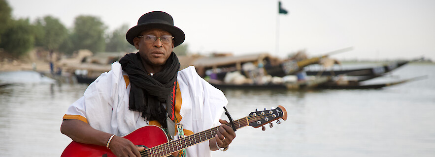 Afel Bocoum Trio - Sahara Blues am 15. April 2026 @ Cinema Paradiso Baden.