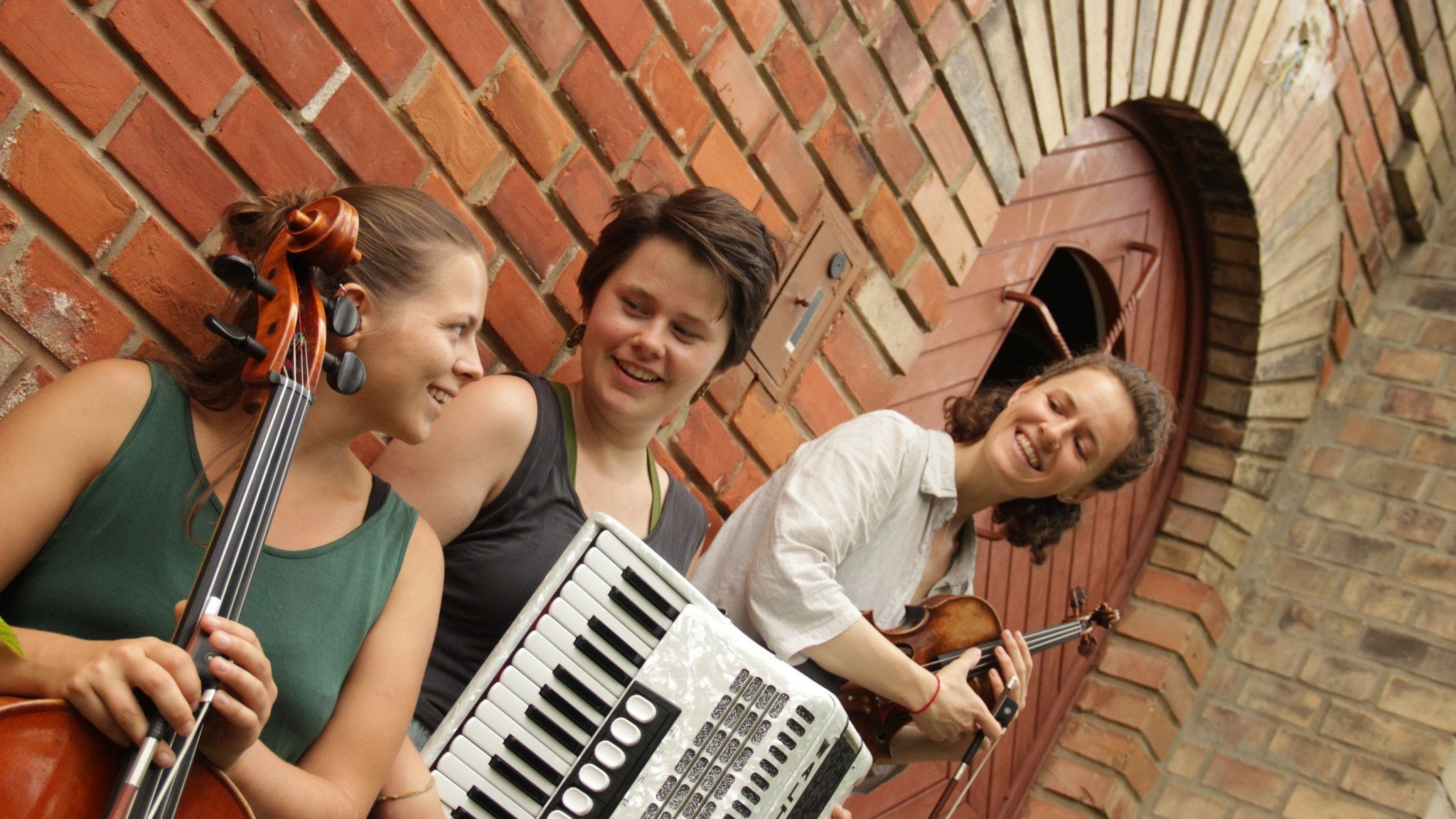 Trio AVEL am 11. June 2024 @ Café 7*Stern. Trio AVEL am 11. June 2024 @ Café 7*Stern.