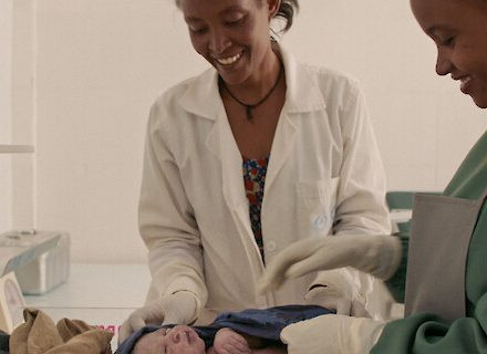 Wise Women - Fünf Hebammen, Fünf Kulturen