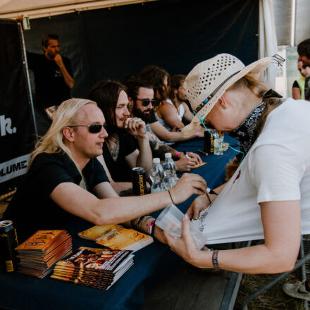 Nova Rock Festival 2019 – Day 1 – Autogrammzelt