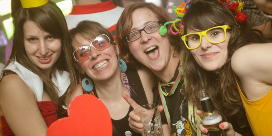 90ies Club: Faschingball & Let me be your Valentine @ The Loft