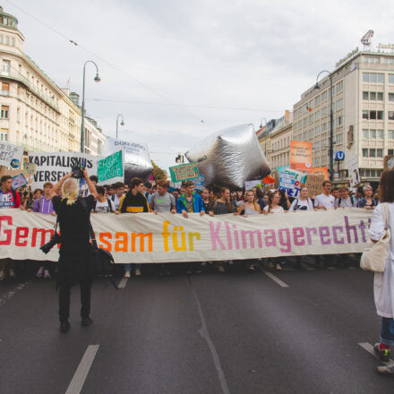 Klimavolksbegehren goes Earth Strike @ Praterstern