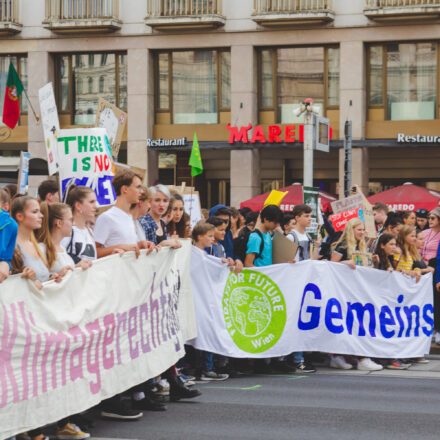 Klimavolksbegehren goes Earth Strike @ Praterstern