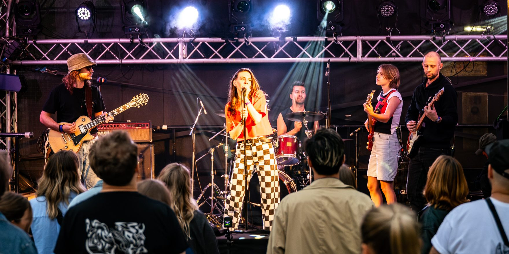 Szene Soundgarden mit Shatterfly und Noisy Sunset