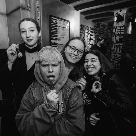 2000s & 90ies Club: Black or White!