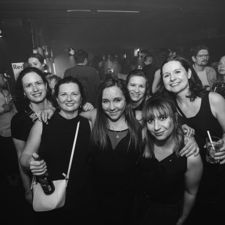 2000s & 90ies Club: Black or White!