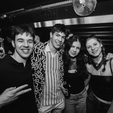 2000s & 90ies Club: Black or White!