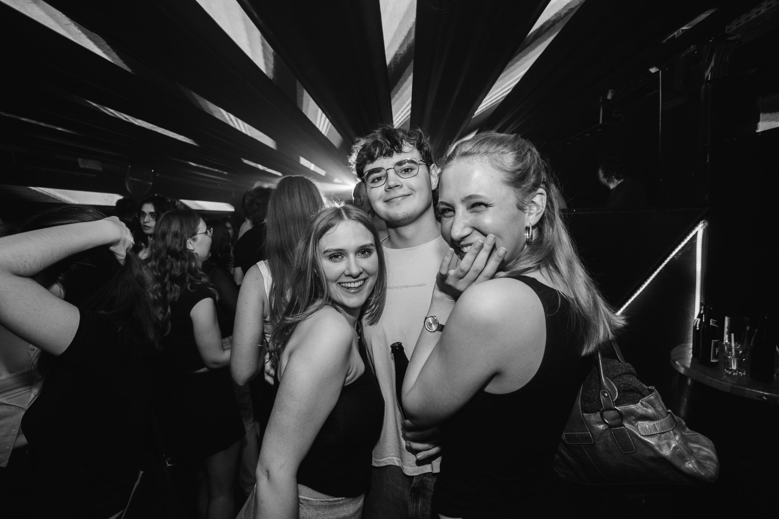 2000s & 90ies Club: Black or White!