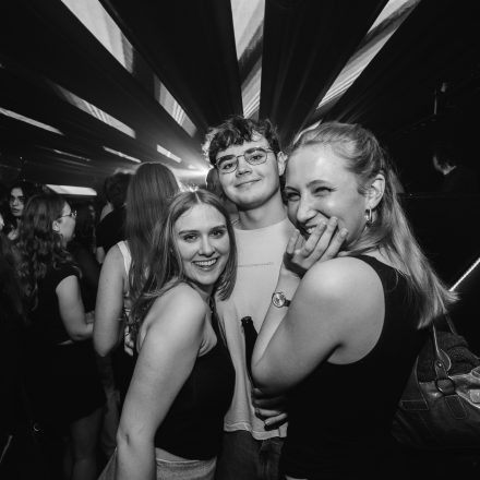 2000s & 90ies Club: Black or White!