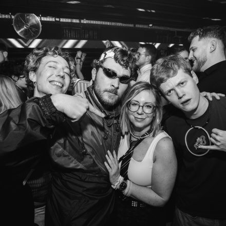 2000s & 90ies Club: Black or White!