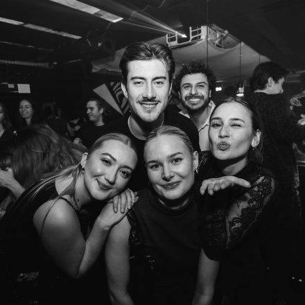 2000s & 90ies Club: Black or White!