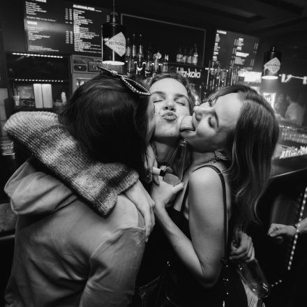 2000s & 90ies Club: Black or White!