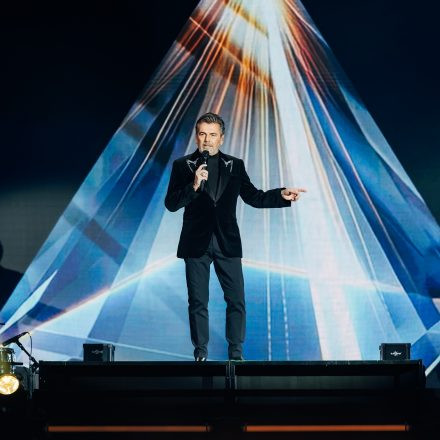 Thomas Anders sings MODERN TALKING