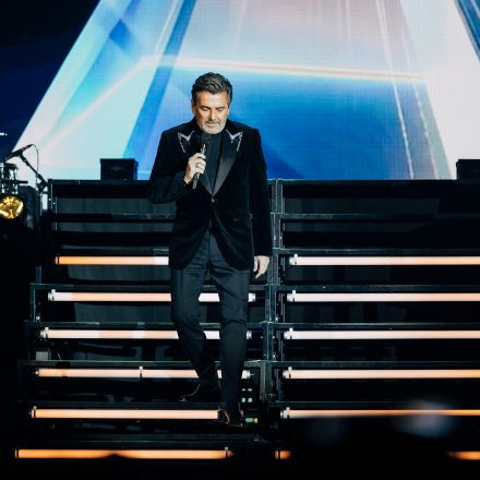 Thomas Anders sings MODERN TALKING