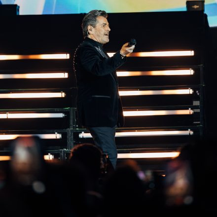 Thomas Anders sings MODERN TALKING