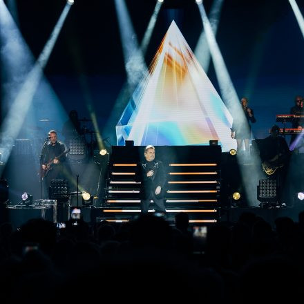 Thomas Anders sings MODERN TALKING