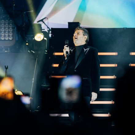 Thomas Anders sings MODERN TALKING