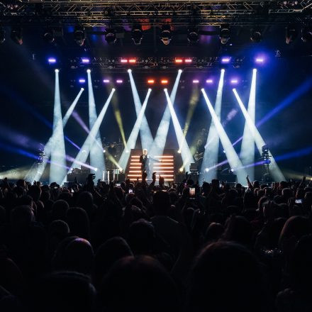 Thomas Anders sings MODERN TALKING