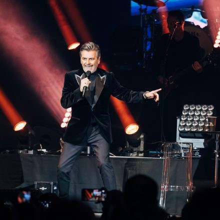 Thomas Anders sings MODERN TALKING