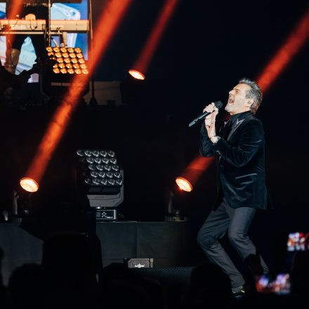 Thomas Anders sings MODERN TALKING