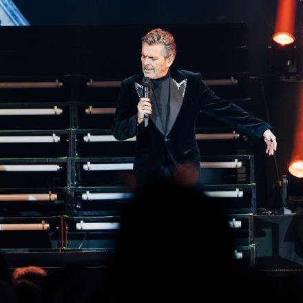 Thomas Anders sings MODERN TALKING