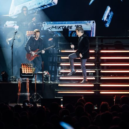 Thomas Anders sings MODERN TALKING