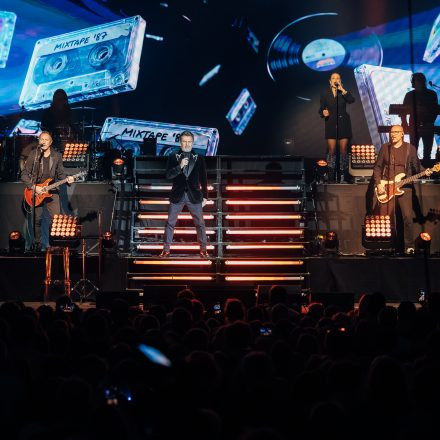 Thomas Anders sings MODERN TALKING