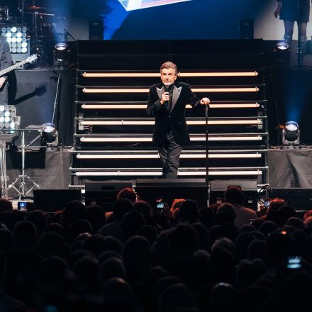 Thomas Anders sings MODERN TALKING