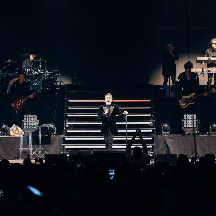 Thomas Anders sings MODERN TALKING