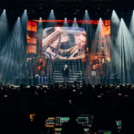 Thomas Anders sings MODERN TALKING