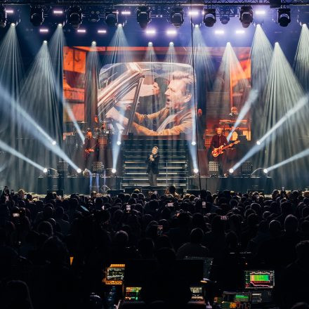 Thomas Anders sings MODERN TALKING