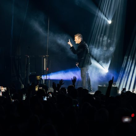 Thomas Anders sings MODERN TALKING