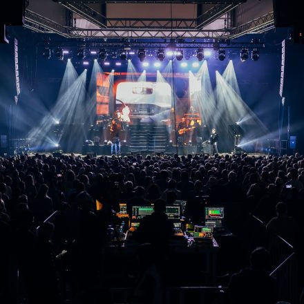 Thomas Anders sings MODERN TALKING