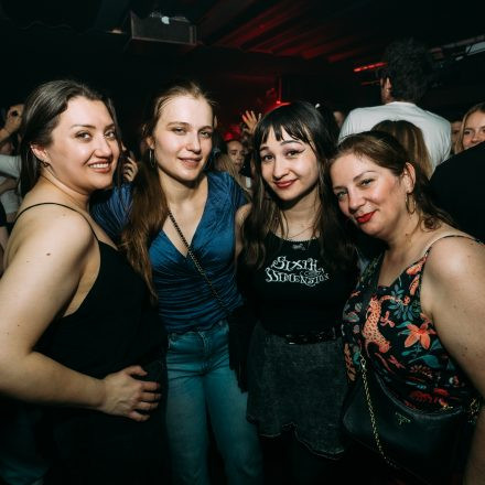 Get Alive at 90ies & 2000s Club!