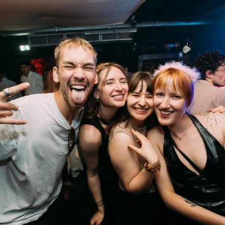 Get Alive at 90ies & 2000s Club!