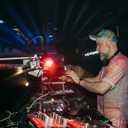 Get Alive at 90ies & 2000s Club!