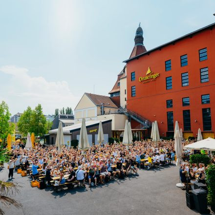 Weltrekordversuch - 600 Biere gleichzeitig einschenken