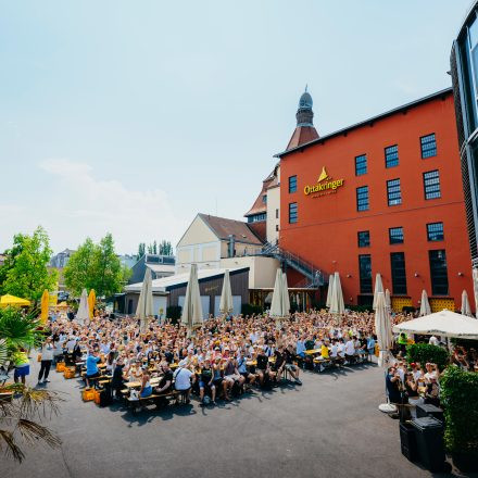 Weltrekordversuch - 600 Biere gleichzeitig einschenken