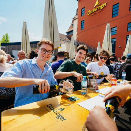 Weltrekordversuch - 600 Biere gleichzeitig einschenken