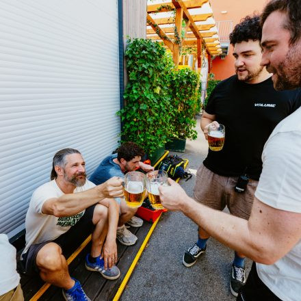 Weltrekordversuch - 600 Biere gleichzeitig einschenken