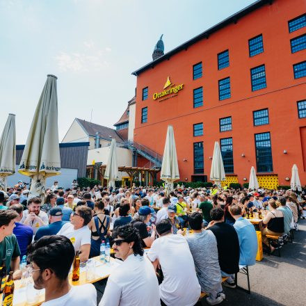 Weltrekordversuch - 600 Biere gleichzeitig einschenken