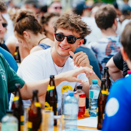 Weltrekordversuch - 600 Biere gleichzeitig einschenken
