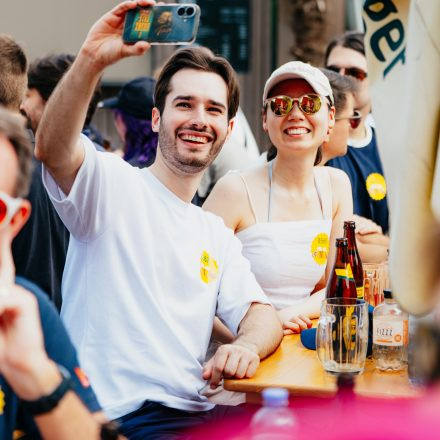 Weltrekordversuch - 600 Biere gleichzeitig einschenken
