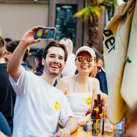 Weltrekordversuch - 600 Biere gleichzeitig einschenken