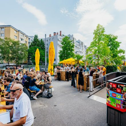 Weltrekordversuch - 600 Biere gleichzeitig einschenken