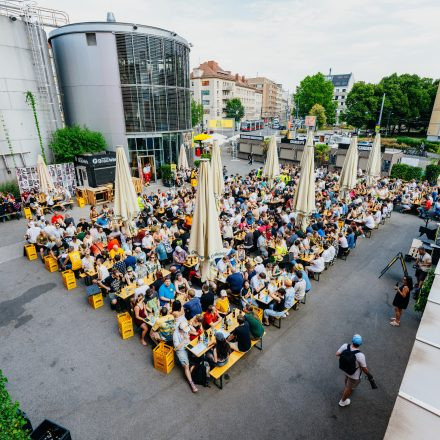 Weltrekordversuch - 600 Biere gleichzeitig einschenken